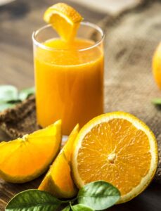 آب پرتقال همراه خود میوه پرتقال